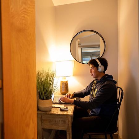 Alpenglow Lodge Family Studio With Murphy Bed By Mva Whistler Bagian luar foto