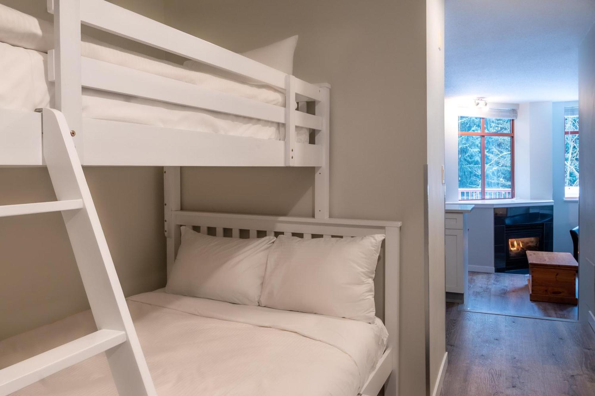 Alpenglow Lodge Family Studio With Murphy Bed By Mva Whistler Bagian luar foto