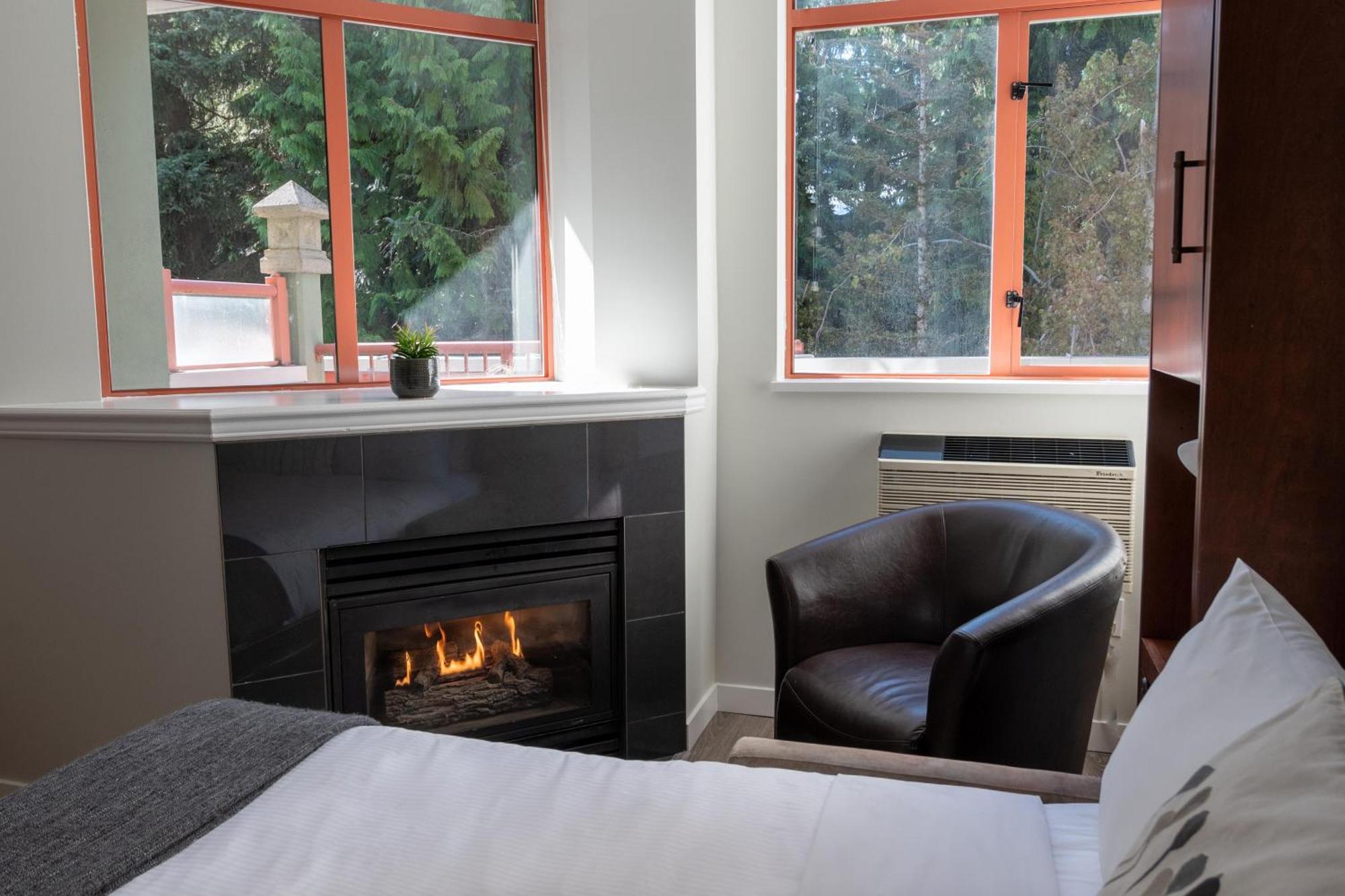 Alpenglow Lodge Family Studio With Murphy Bed By Mva Whistler Bagian luar foto